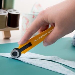 Olfa Rotary Cutter Straight Handle 18MM - Image 3