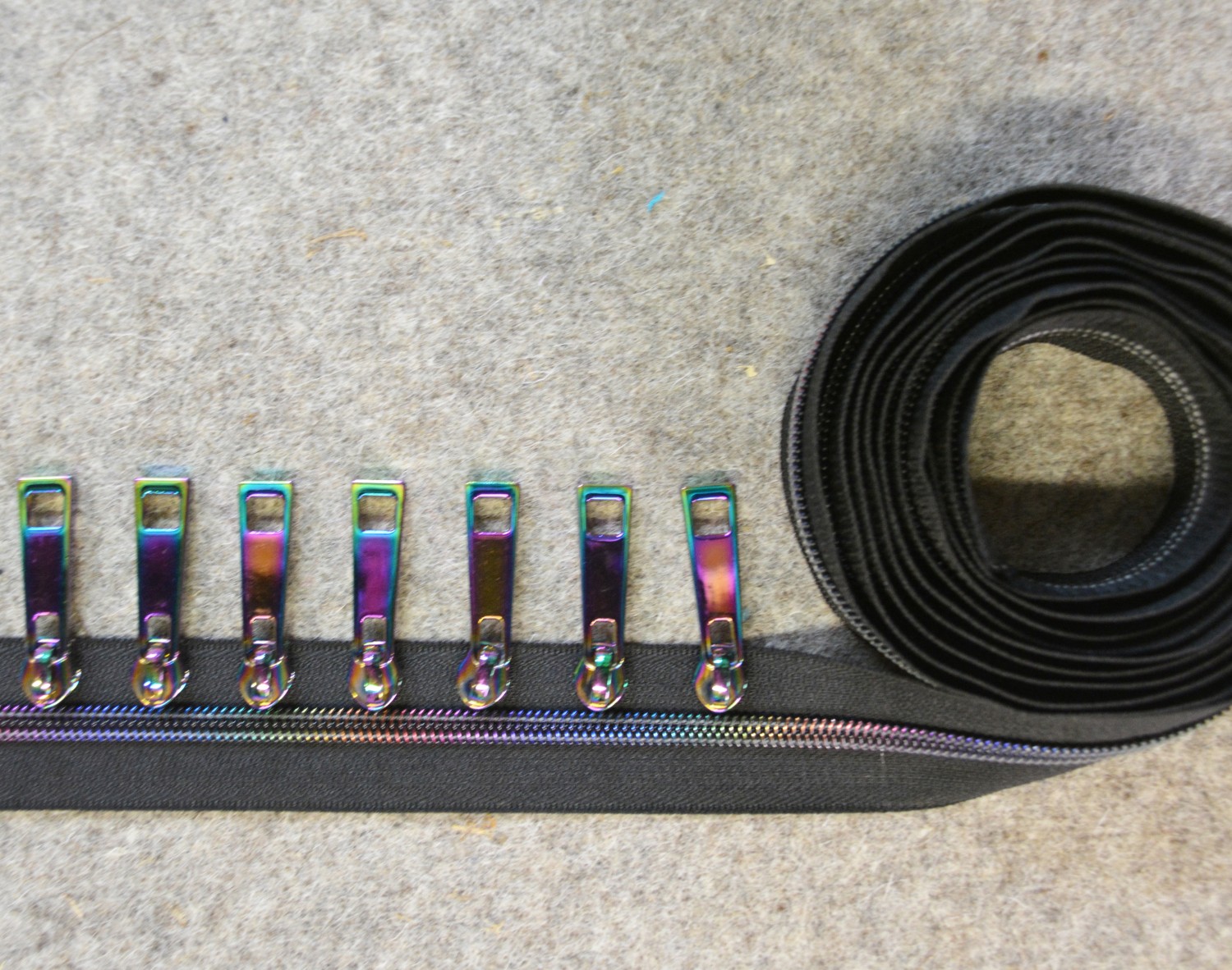 BLK-JLDD Decorating Diva Black Zipper Tape with Jewel Coil and Zip Pulls - Image 1