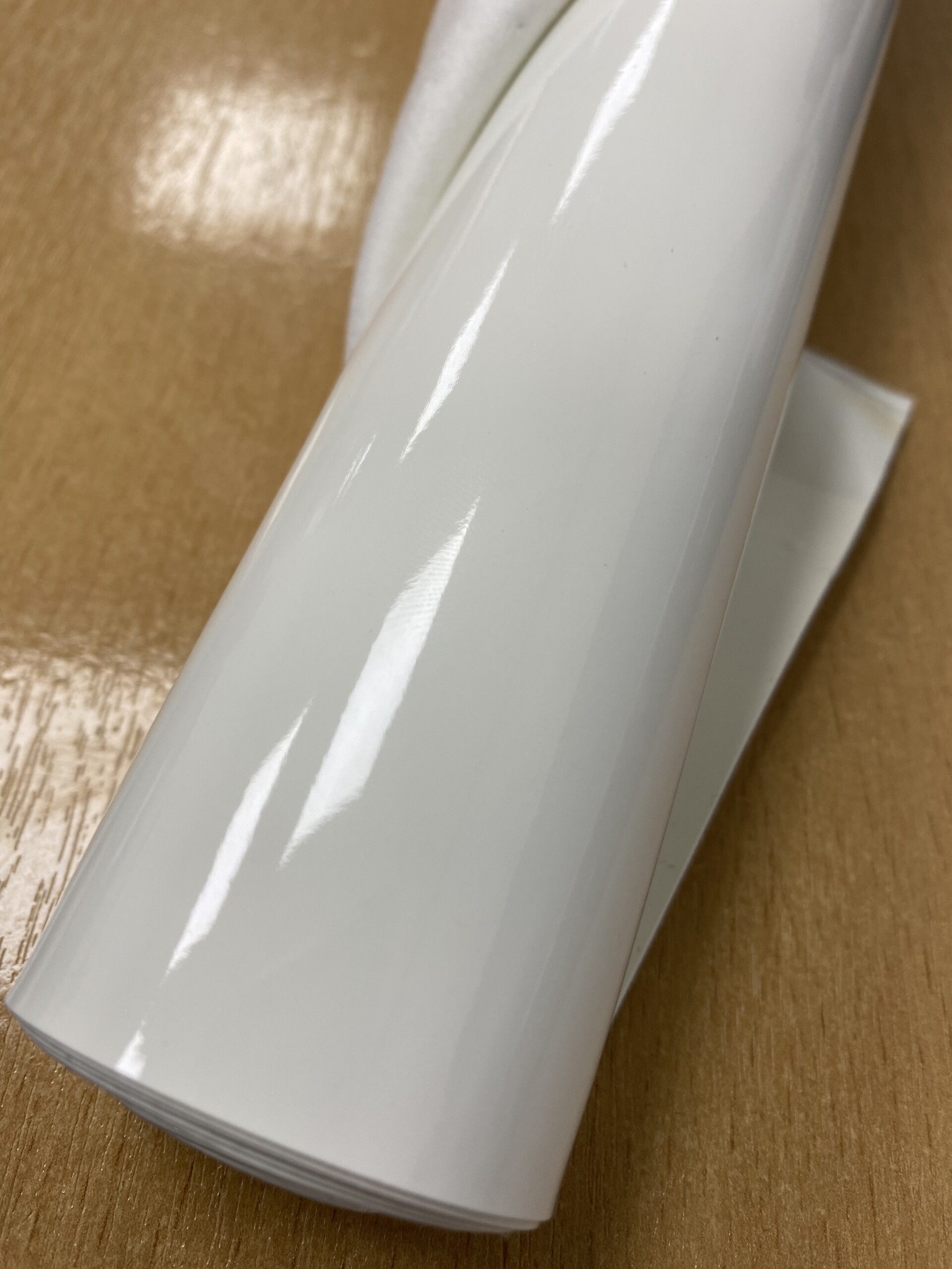 2024-11-12 14.50.33 Patent Vinyl Off White 50x135cm - Image 1