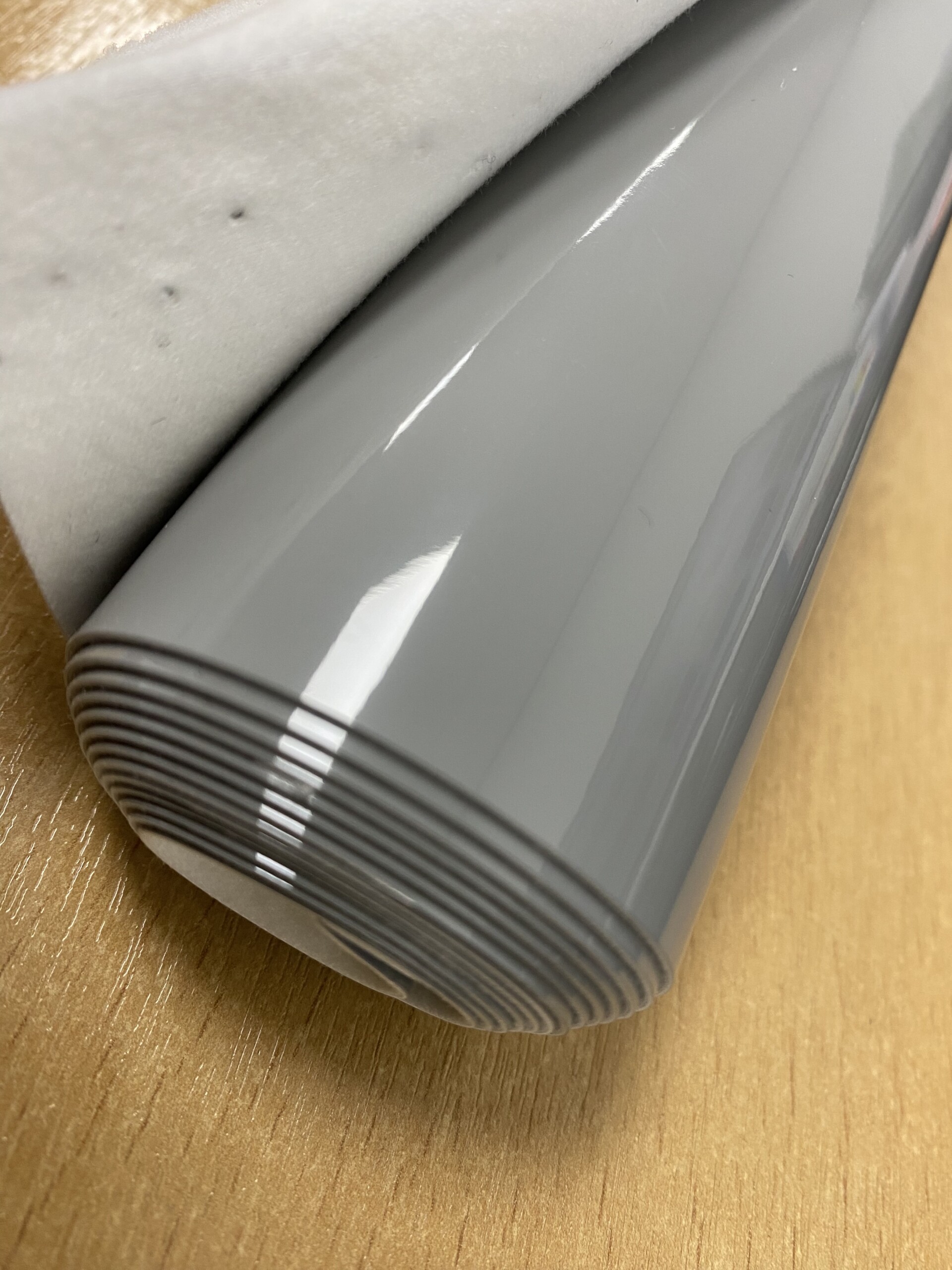 2024-11-12 15.21.35 Patent Vinyl Grey 50x135cm - Image 1