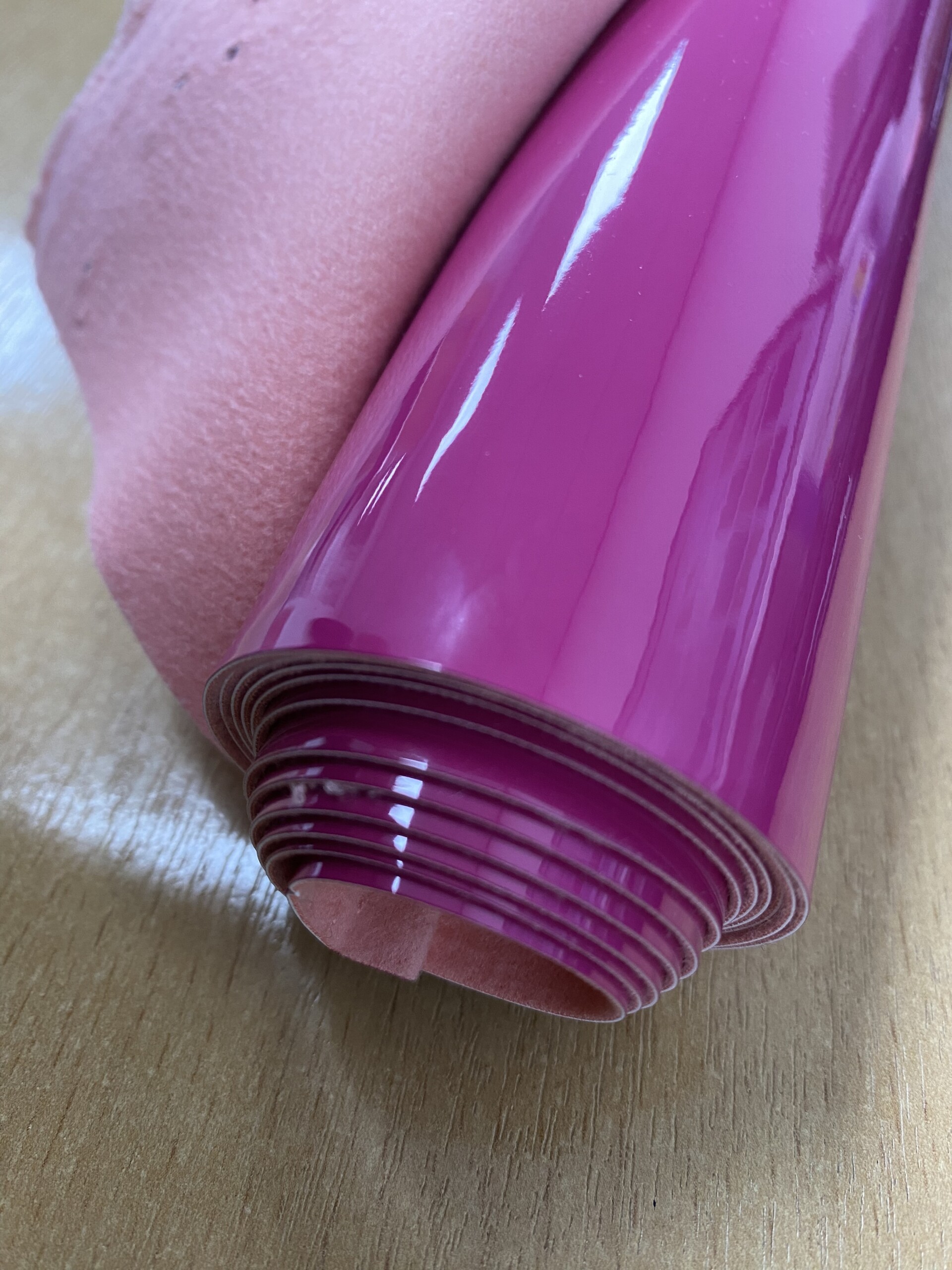 2024-11-12 15.35.47 Patent Vinyl Cerise 50x135cm - Image 1