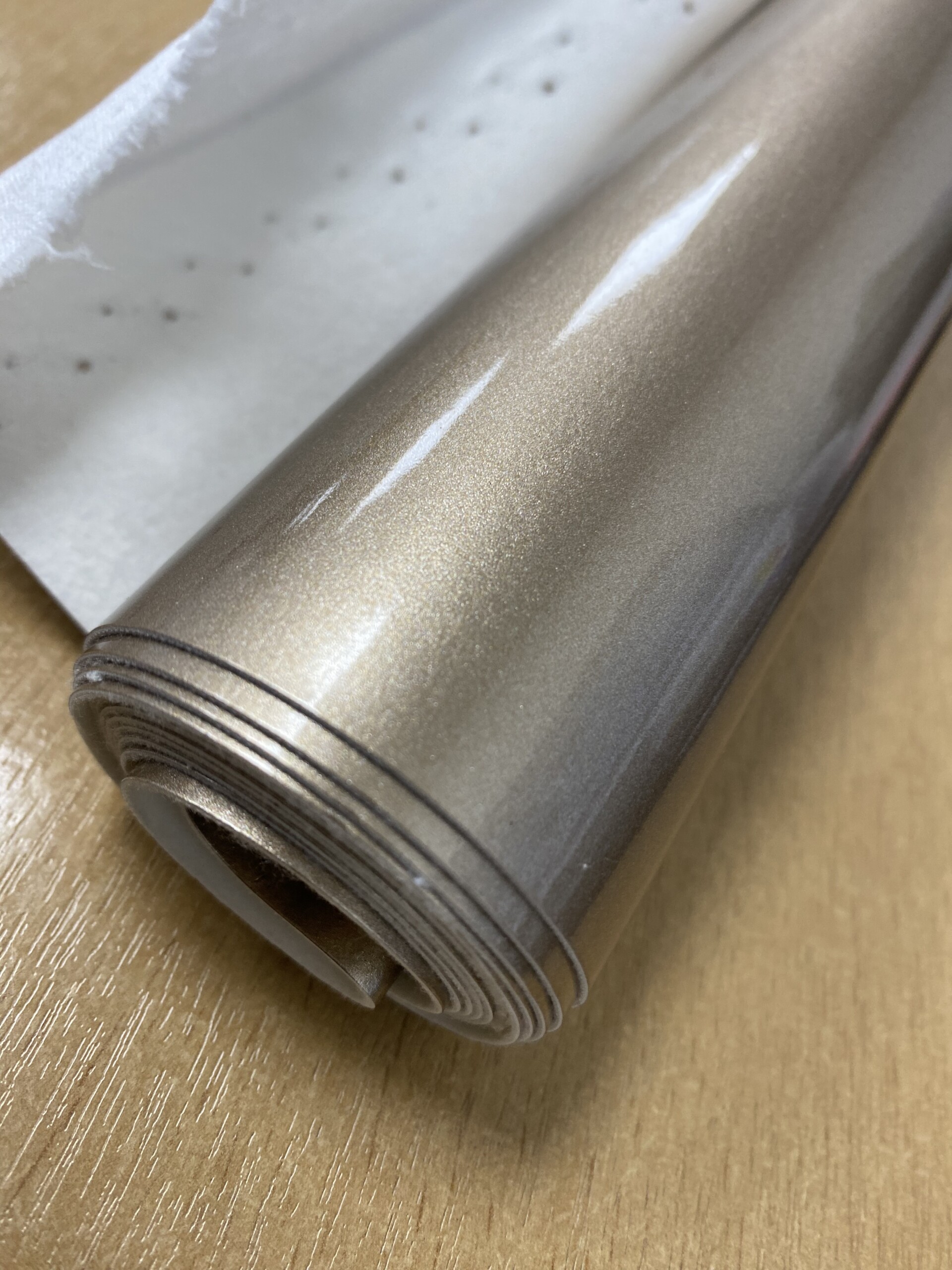 2024-11-12 16.09.44 Patent Vinyl Champagne Shimmer 50x135cm - Image 1